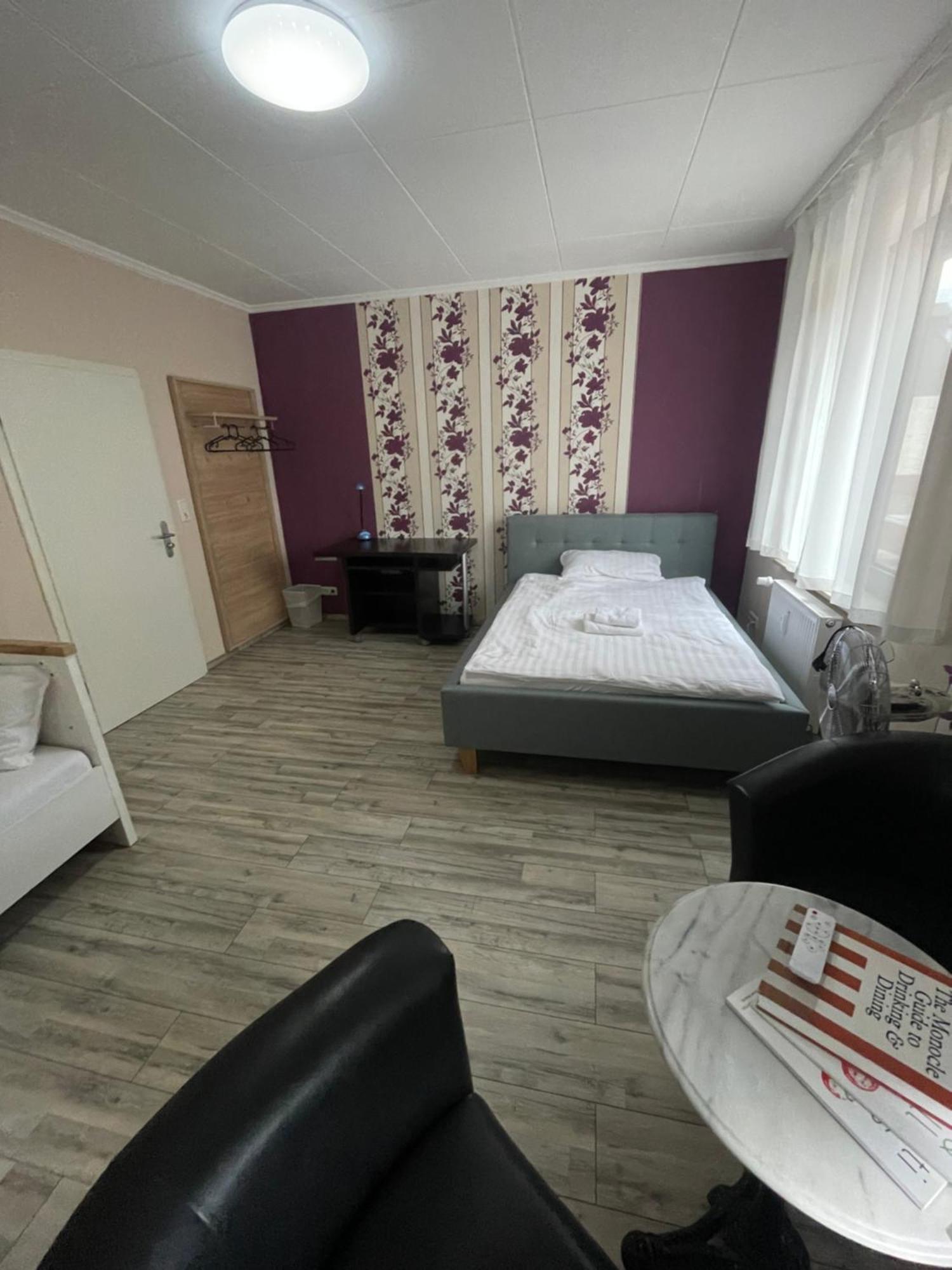 Bequemes Zimmer In Moderner Unterkunft My Pension Duisburg Exteriör bild