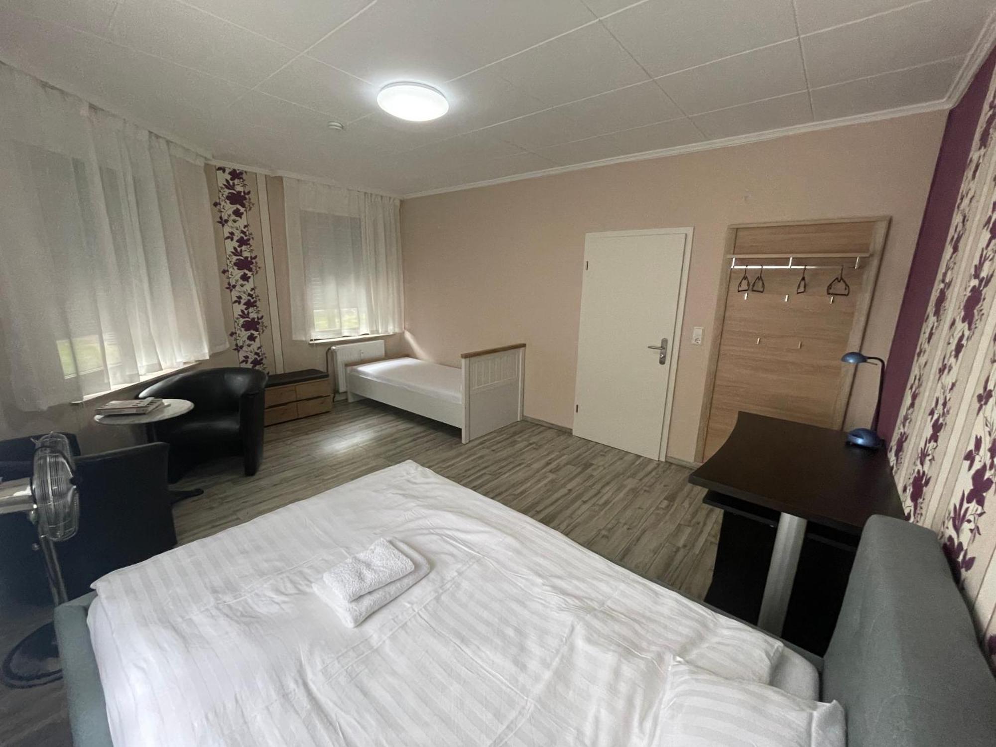 Bequemes Zimmer In Moderner Unterkunft My Pension Duisburg Exteriör bild
